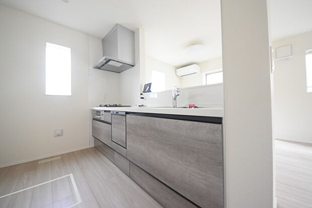 明るい光が降り注ぐ窓があるキッチンはお料理を作る時の気持ちもいつもより明るくなります。近くに窓があるので換気もしやすいですね。 