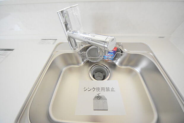 時短に活躍する食器洗浄機や一杯の水も楽しめる浄水器があるシステムキッチン。