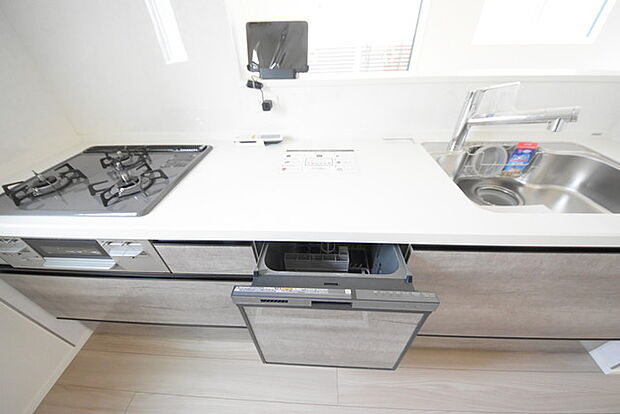 時短に活躍する食器洗浄機や一杯の水も楽しめる浄水器があるシステムキッチン。 