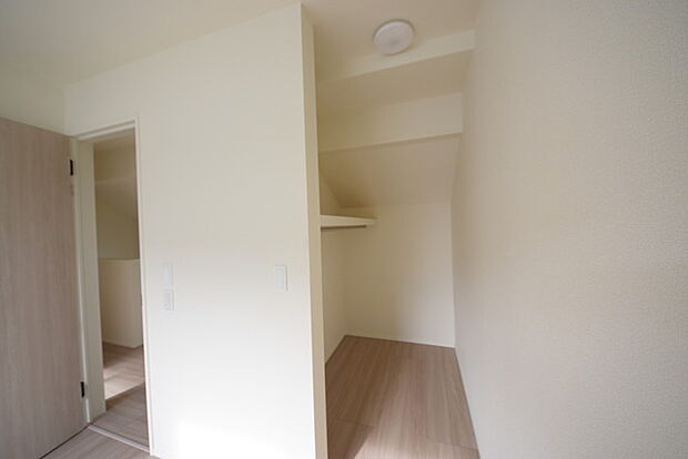 広々収納で、仕事着、普段着をまとめて収納できます。 