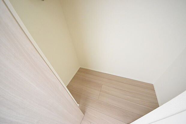 収納豊富な間取りで家の中がスッキリ片付きそうです。洋室6.9帖の収納庫。 