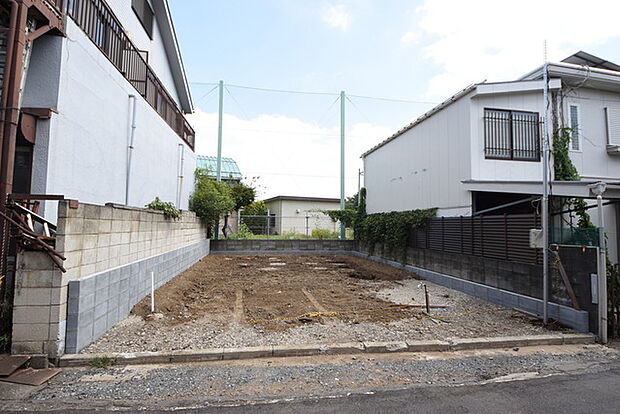 戸建てが立ち並ぶ静かな住宅街。四季折々の移り変わりを感じながら自然と楽しみ、暮らす、そんな毎日を日々の中で感じられる住環境