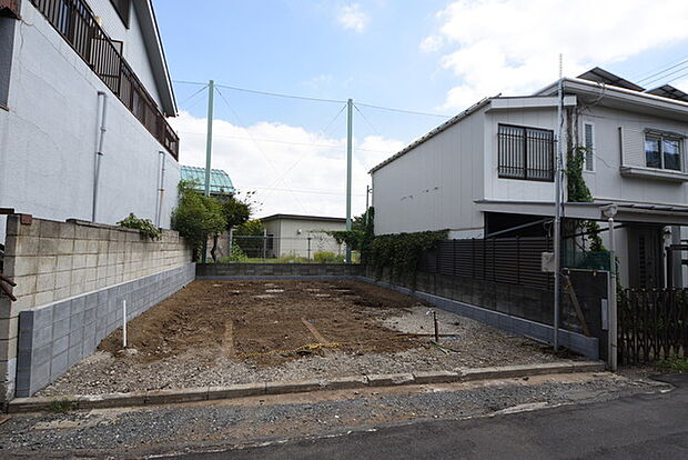 カースペースは1台駐車できます。車庫の出し入れのしやすさなど、実際に現地にてご確認ください。 