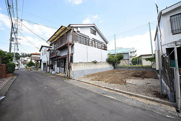 戸建てが立ち並ぶ静かな住宅街。四季折々の移り変わりを感じながら自然と楽しみ、暮らす、そんな毎日を日々の中で感じられる住環境 