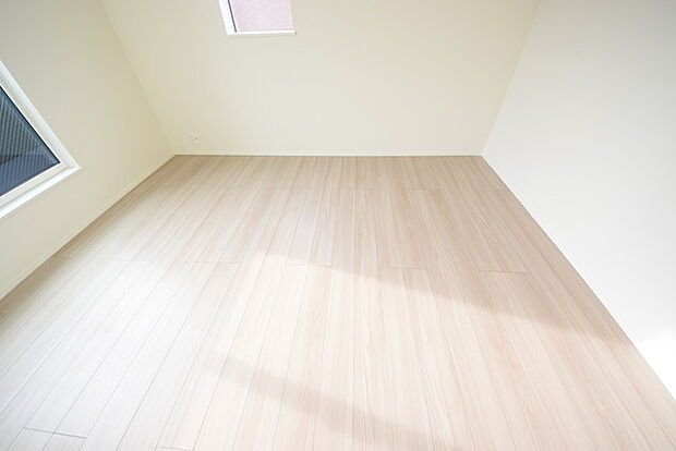 今からここを誰のお部屋にしようか、そんな洋室。大きさは6.9帖です。