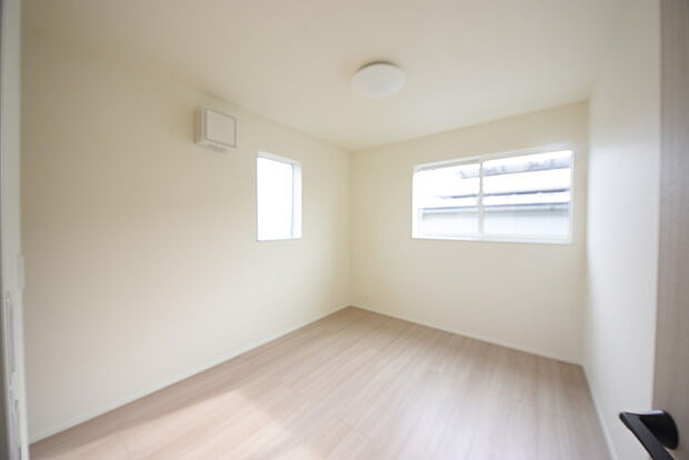 今からここを誰のお部屋にしようか、そんな洋室。大きさは5.25帖です。 