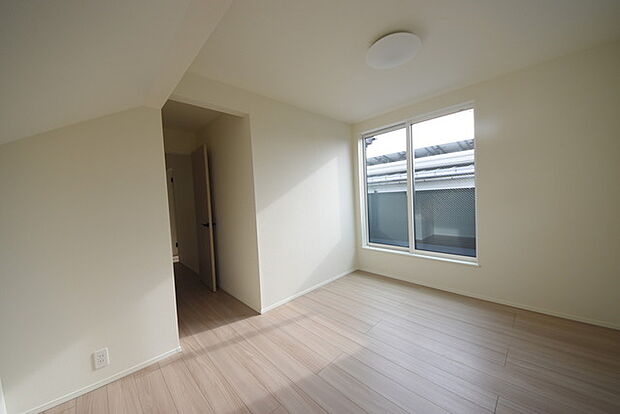 今からここを誰のお部屋にしようか、そんな洋室。大きさは6.9帖です。