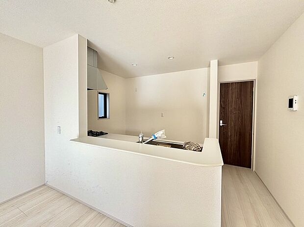 家族の集うリビングには色々な方向から光が差し込む設計に。家族のコミュニケーションが弾むスポットだから明るい雰囲気であってほしい。