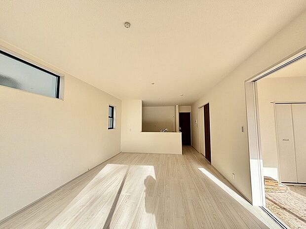 家族団欒のリビング。陽光差し込む食卓には家族の会話とスマイルが溢れます。いつまでもここで食卓を囲みたくなる、そう感じさせてくれるスペース。 