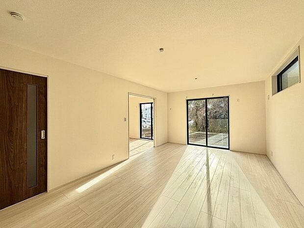 家族や友人、両親、親戚とこれから沢山の時間を紡ぐのだろう。そこを彩るのは窓から見える青い空、心地よい緑。そんなイメージが膨らむリビングスペース。