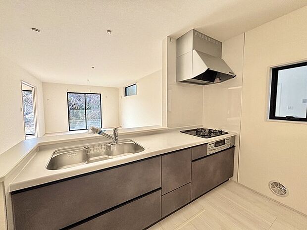 キッチンはオープンカフェスタイルだからリビングとの一体感はバッチリ。毎日のお料理時間も楽しくなりそうです。