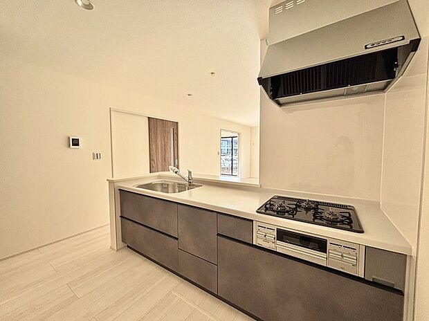 リビングにいる家族の顔が見渡せるカウンターキッチン。お料理もより一層おいしく、楽しく。食器棚を背面に設置しても十分な広さを確保しています。 