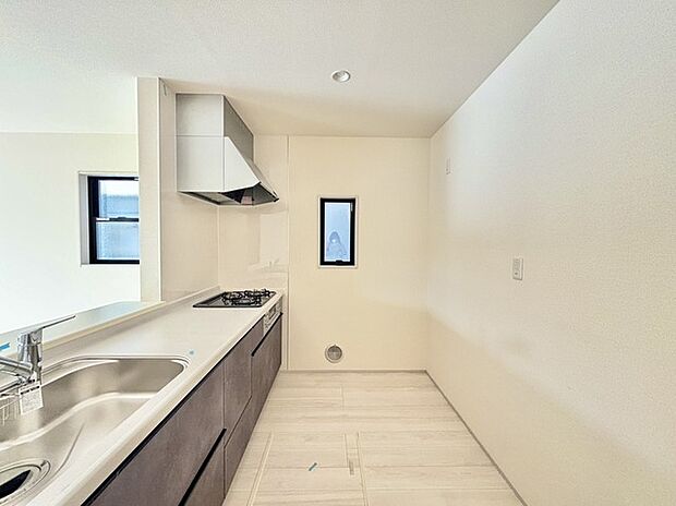 明るい光が降り注ぐ窓があるキッチンはお料理を作る時の気持ちもいつもより明るくなります。近くに窓があるので換気もしやすいですね。 