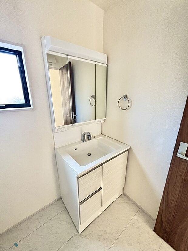 お出かけ前の身だしなみに一歩差がつく三面鏡。ミラー裏にはたっぷり収納もございます。 