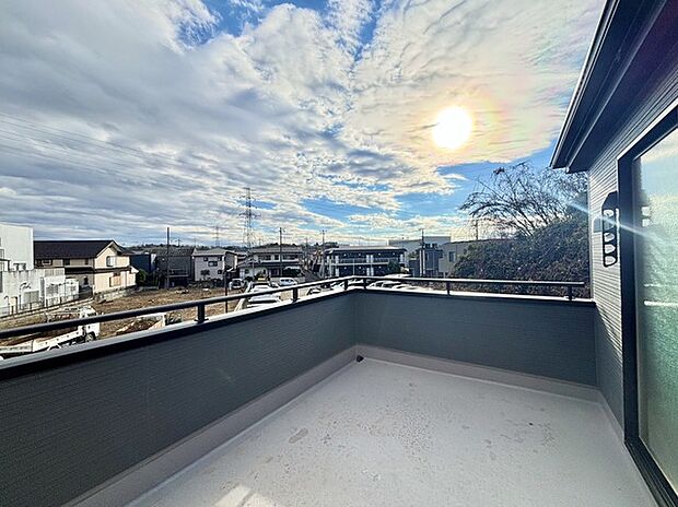 広めのバルコニーは風通しも良くお洗濯物もしっかりと干すことができます!