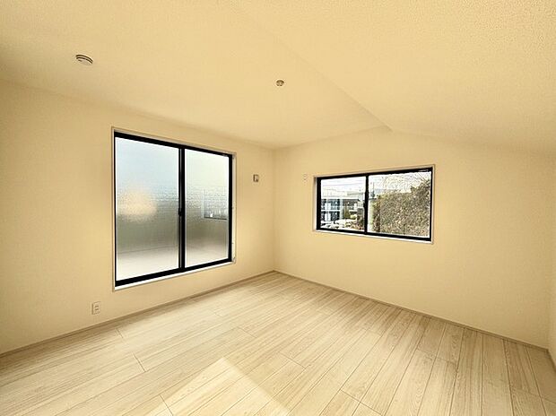 どんな家具にでも相性が良い清潔感ある白色調のクロスを採用。主張しすぎない配色、耐久性にも優れた床材は日々のメンテナンスも楽に、快適に過ごして頂けるよう考えられています。