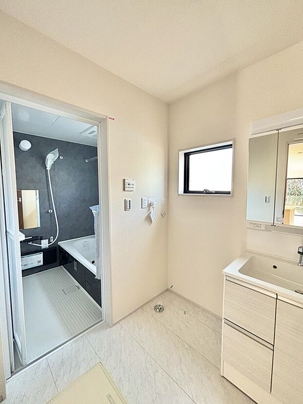 ゆとりの洗面スペースで朝の身支度もスムーズに行えます。