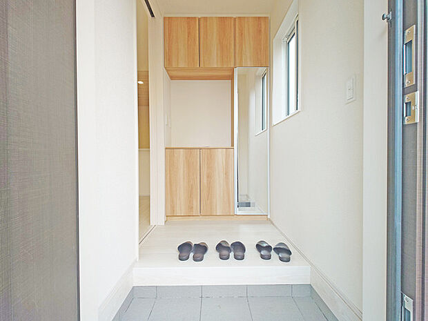 明るく開放的な玄関、靴の脱ぎ履きもしやすく、収納も豊富でご家族皆様の靴をスッキリ収納できます。 