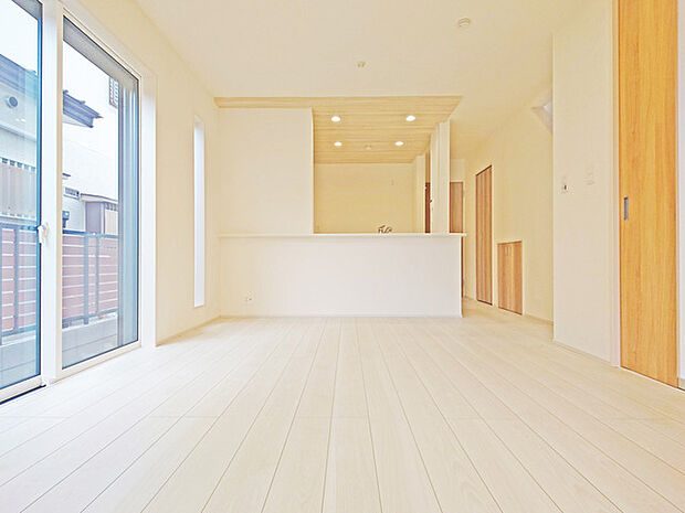 大きな開口部から明るい光が差し込むリビング。日中の室内の明るさがこの部屋の魅力です。