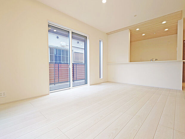 いつも家族の集まるリビングは約14.1帖。通風・採光にも優れ、心安らぐ風と光がたえない空間。汎用性に富んだ居住スペースと、高揚感さえも与えてくれる住空間です。