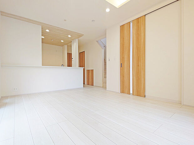 家族が一番集まる場所だから広々としつつも素敵な空間であって欲しい。皆がくつろぐリビングからキッチンまでが一つに繋がる空間。