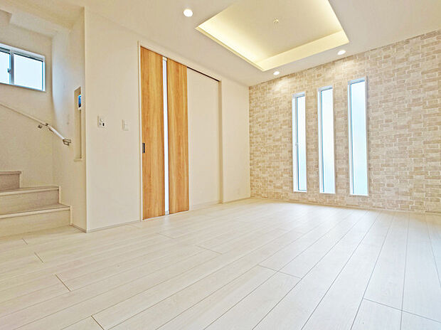 家族の集うリビングには色々な方向から光が差し込む設計に。家族のコミュニケーションが弾むスポットだから明るい雰囲気であってほしい。