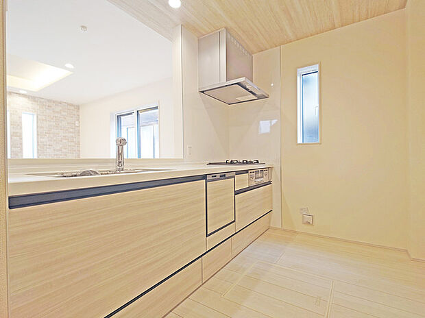 リビングにいる家族の顔が見渡せるカウンターキッチン。お料理もより一層おいしく、楽しく。食器棚を背面に設置しても十分な広さを確保しています。 