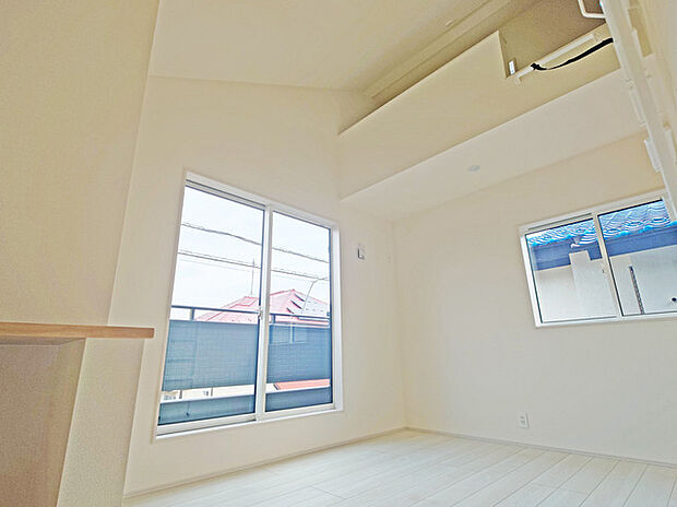 部屋の上部にはゆったりとしたロフトがありお子様のお楽しみスペースとしても収納スペースとして活用いただけけます。