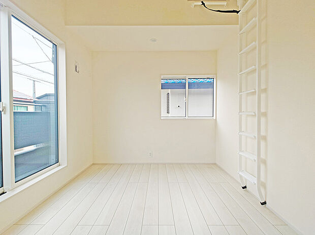 ゆとりの約6.5帖ある寝室、陽光が入りやすく朝の目覚めも気持ち良く起こしてくれます。