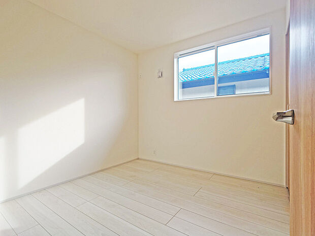 衣類の整理整頓に嬉しいクローゼット付きのお部屋。お子様のお部屋としても便利です。