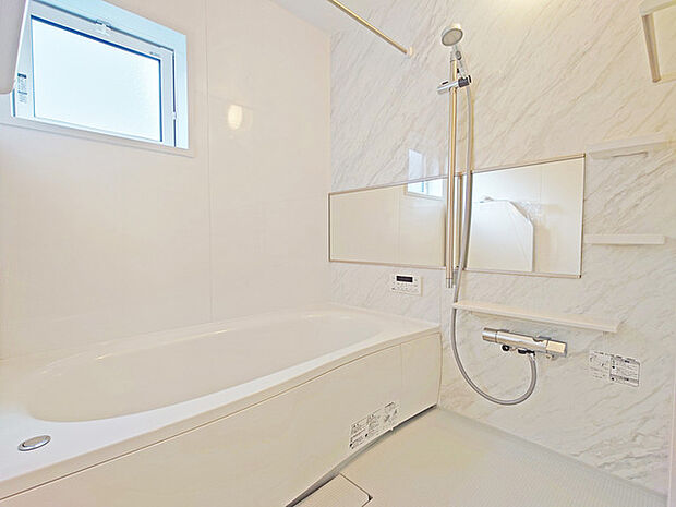 一緒にお風呂に入っている子供達の声がリビングまで聞こえてきそうな広々とした1坪バス
