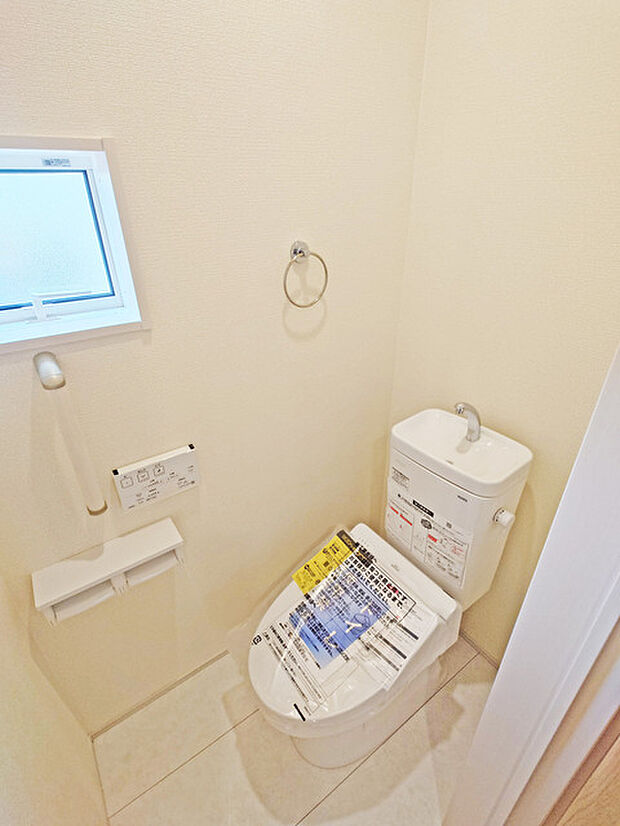 ウォシュレット機能付きのトイレ。換気のしやすい窓付きで、収納もあり実用性も兼ね備えた造り。 