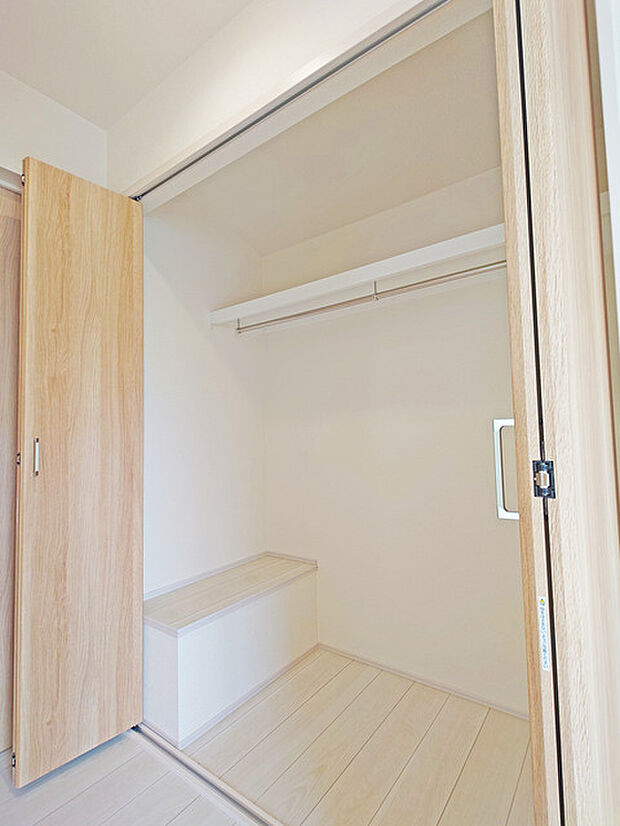 広々収納で、仕事着、普段着をまとめて収納できます。