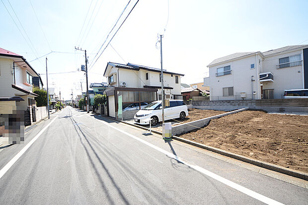 戸建てが立ち並ぶ静かな住宅街。四季折々の移り変わりを感じながら自然と楽しみ、暮らす、そんな毎日を日々の中で感じられる住環境 