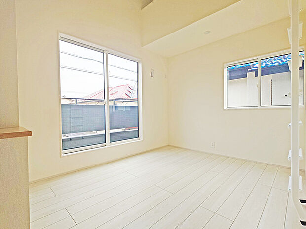 今からここを誰のお部屋にしようか、そんな洋室。