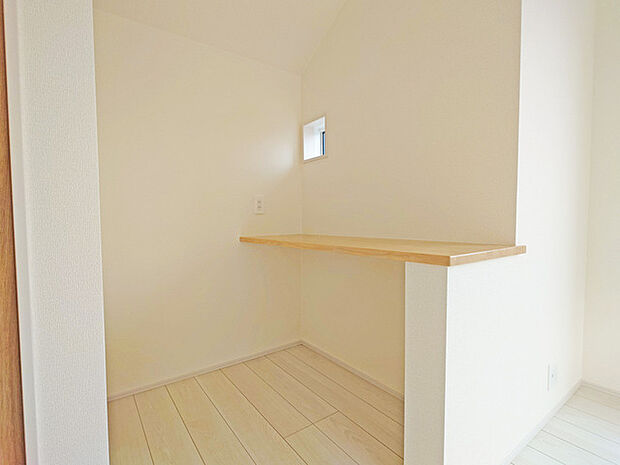 お洒落な小物を置く、心安らぐ観葉植物を飾ってみる。もしくはパソコンを置いてみる。色々な用途に使えそうなカウンタースペース 