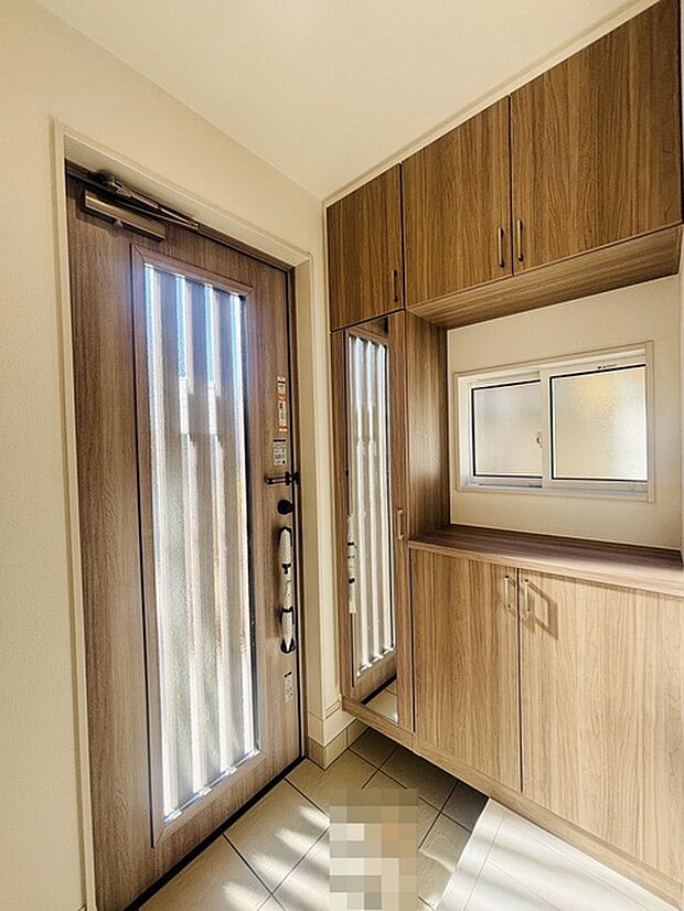 お宅の顔となる明るく開放的な玄関。ご家族皆様様の靴を収納できるスペースと全身鏡があり、お出掛け前に身だしなみチェックもできます。 