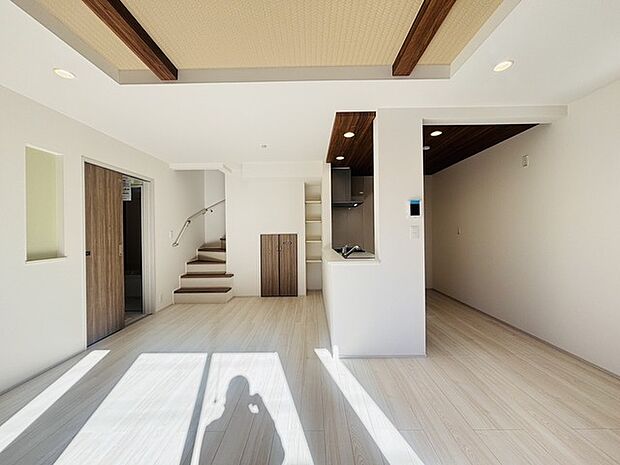 家族の集うリビングには色々な方向から光が差し込む設計に。家族のコミュニケーションが弾むスポットだから明るい雰囲気であってほしい。 