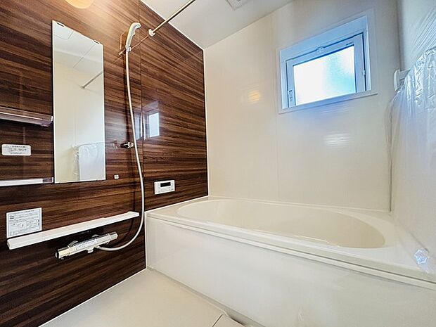 落ち着いた色味の浴室で1日の疲れをゆっくりと癒してください。 