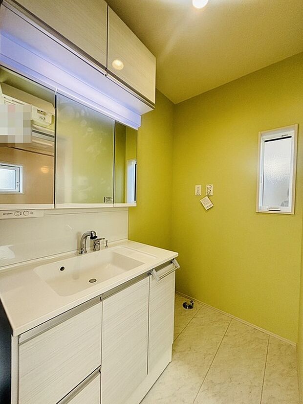 お出かけ前の身だしなみに一歩差がつく三面鏡。ミラー裏にはたっぷり収納もございます。 