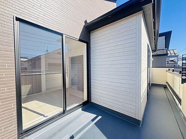 広めのバルコニーは風通しも良くお洗濯物もしっかりと干すことができます！ 