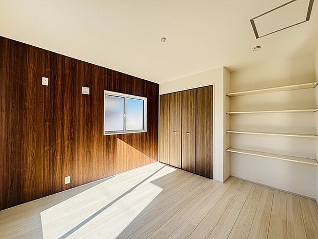 アクセントクロスを使用したオシャレな洋室。窓からそそぐ陽の光が眩しいベッドルームは、朝の目覚めが心地良く迎えられそうです。 