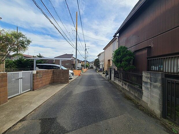 戸建てが立ち並ぶ静かな住宅街。四季折々の移り変わりを感じながら自然と楽しみ、暮らす、そんな毎日を日々の中で感じられる住環境 