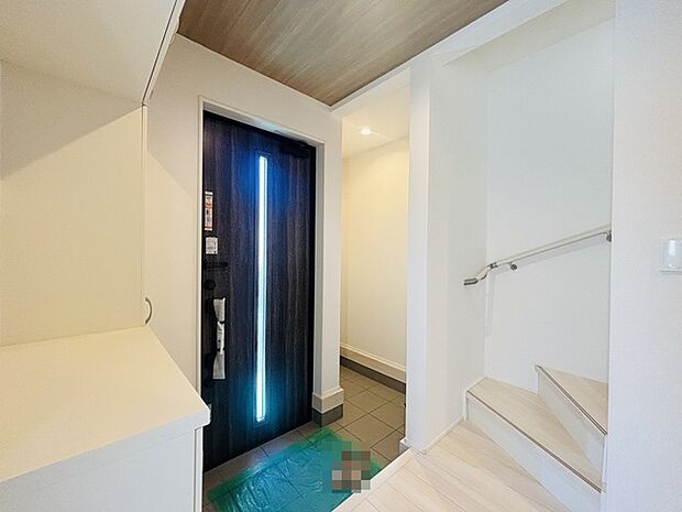 土間収納付きでベビーカーやゴルフバック、お子様のおもちゃもスッキリ収納できます。 