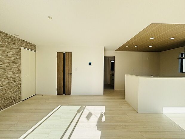 家族団欒のリビング。陽光差し込む食卓には家族の会話とスマイルが溢れます。いつまでもここで食卓を囲みたくなる、そう感じさせてくれるスペース。