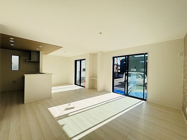 大きな開口部から明るい光が差し込むリビング。日中の室内の明るさがこの部屋の魅力です。