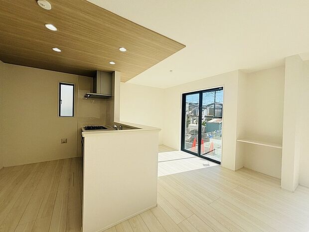 家族が一番集まる場所だから広々としつつも素敵な空間であって欲しい。皆がくつろぐリビングからキッチンまでが一つに繋がる空間。