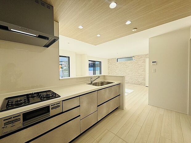 夕食の時間。家族、友人、両親、親戚との会話がより料理を美味しくしてくれる。あっという間に時間が過ぎてしまう居心地の良さは、普段はほっとする空間としてここにあります。 