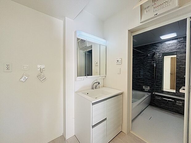 お出かけ前の身だしなみに一歩差がつく三面鏡。ミラー裏にはたっぷり収納もございます。