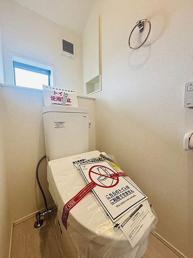 ウォシュレット機能付きのトイレ。収納もあり実用性も兼ね備えた造り。